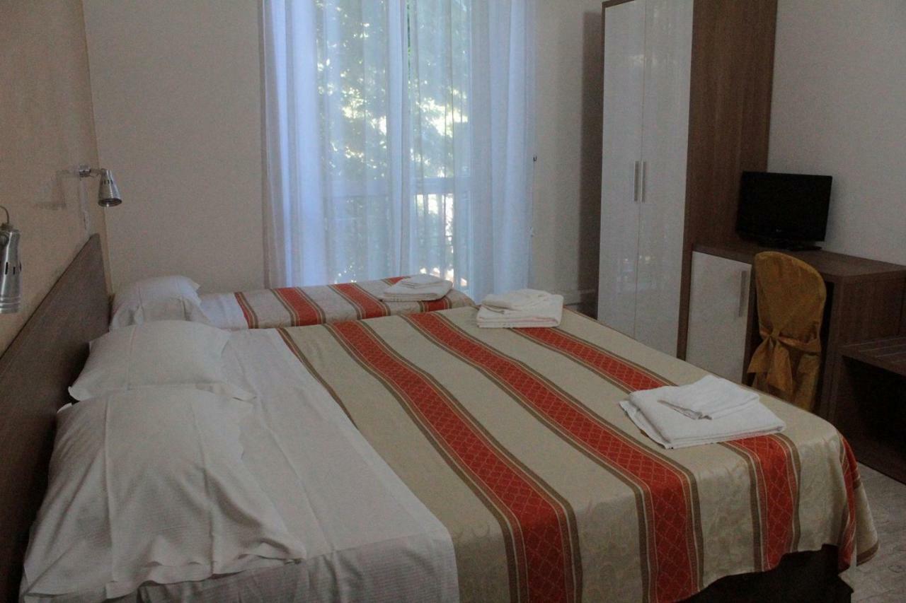 Hotel Derna Viareggio Exterior photo